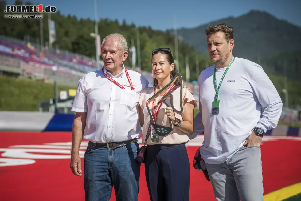 Foto zur News: Die Familie Lauda, Witwe Birgit und Sohn Lukas, hat am Rennsonntag in Spielberg symbolisch einen Ehrenpokal für die neue &quot;Niki-Lauda-Kurve&quot; entgegengenommen.