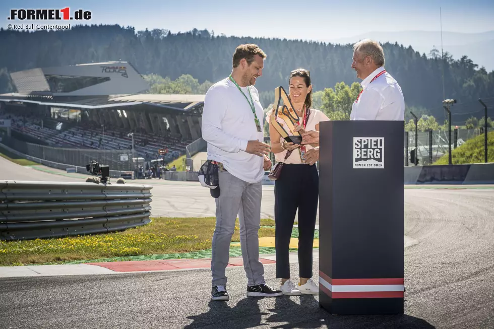 Foto zur News: &quot;Uns bedeutet es besonders viel, weil es dem Niki so viel bedeutet hätte, obwohl er ja immer jemand war, der Ehrungen und Pokale abgelehnt und auch verschenkt hat&quot;, meint Witwe Birgit nach der Überreichung.