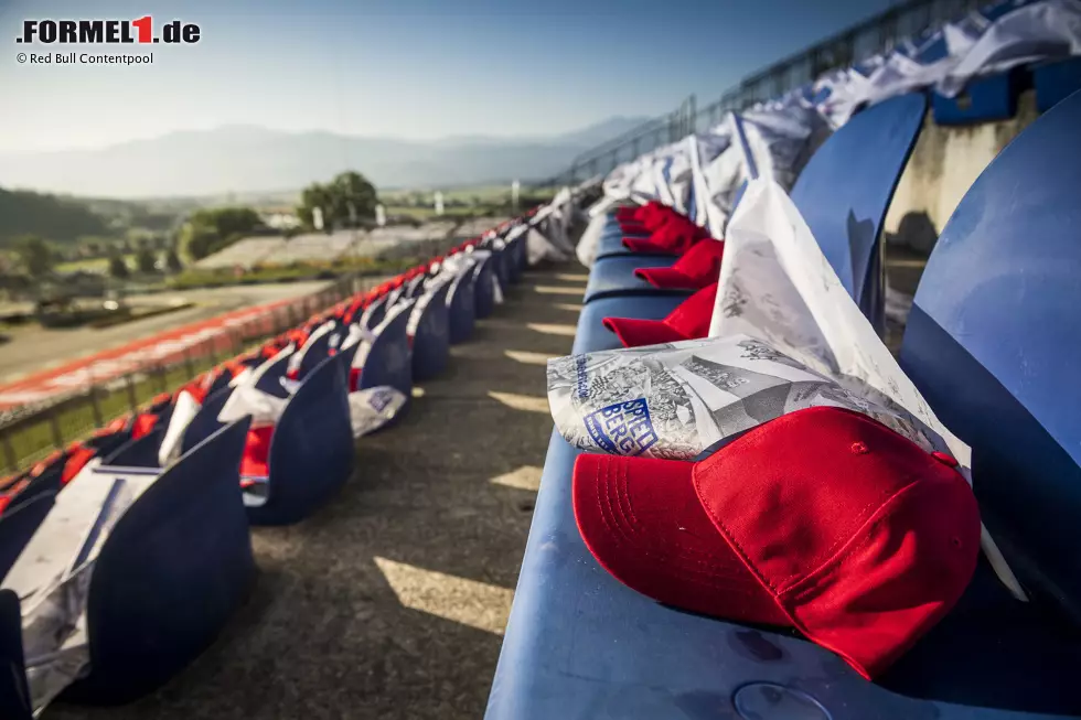 Foto zur News: Aber nicht nur eine Kurve wird am Rennsonntag nach Lauda benannt, auf den Tribünen wurden rote Kapperl als Hommage an die Rennlegende verteilt.