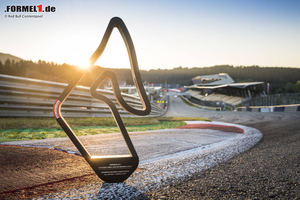 Der Pokal ist dem Siegerpokal in Spielberg nachempfunden und wurde um 9 Uhr von Red-Bull-Motorsportkonsulent Helmut Marko übergeben. Der Pokal ist dem Siegerpokal in Spielberg nachempfunden und wurde um 9 Uhr von Red-Bull-Motorsportkonsulent Helmut Marko übergeben.