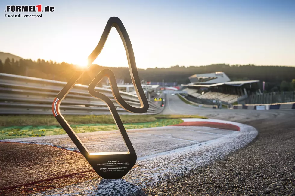 Foto zur News: Der Pokal ist dem Siegerpokal in Spielberg nachempfunden und wurde um 9 Uhr von Red-Bull-Motorsportkonsulent Helmut Marko übergeben.