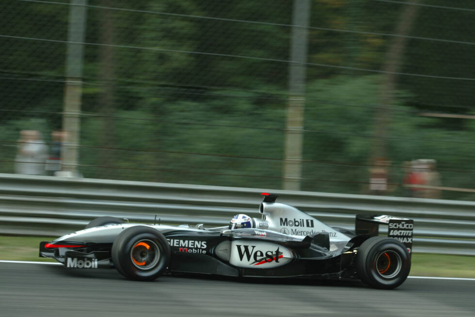 Foto zur News: 2002-2003: McLaren-Mercedes MP4-17D; Fahrer: David Coulthard, Kimi Räikkönen