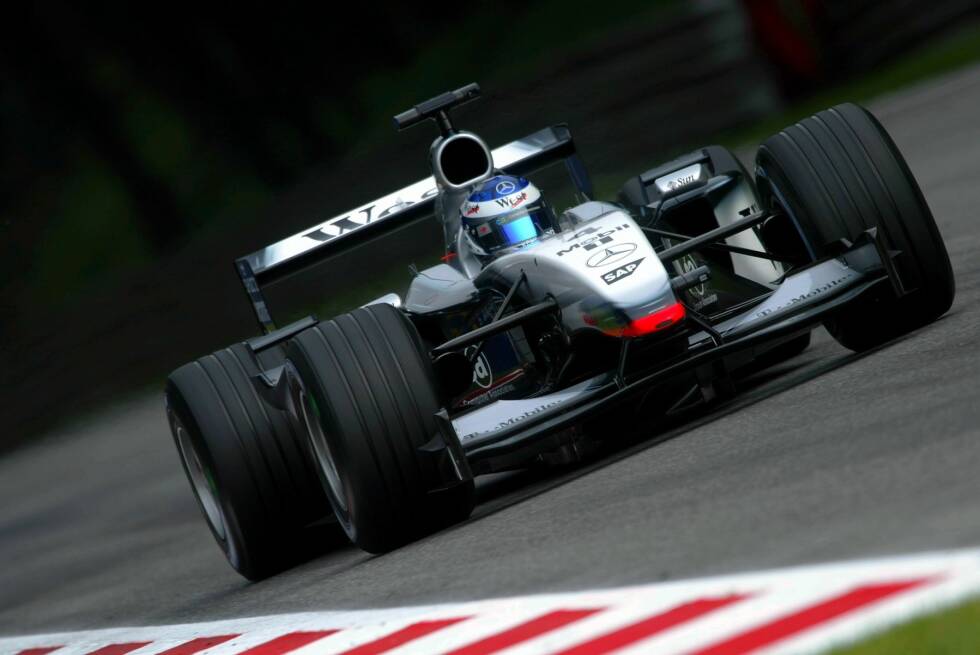 Foto zur News: 2002-2003: McLaren-Mercedes MP4-17; Fahrer: David Coulthard, Kimi Räikkönen