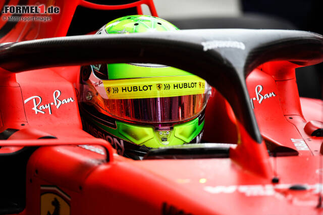 Mick Schumacher im Ferrari SF90: Bei den Testfahrten in Bahrain saß der junge Deutsche erstmals in einem Formel-1-Auto - und durfte neben dem Ferrari auch den Alfa Romeo C38 fahren. Hier sind die schönsten Bilder! Mick Schumacher im Ferrari SF90: Bei den Testfahrten in Bahrain saß der junge Deutsche erstmals in einem Formel-1-Auto - und durfte neben dem Ferrari auch den Alfa Romeo C38 fahren. Hier sind die schönsten Bilder!