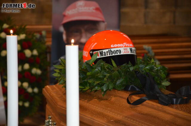 Foto zur News: Österreich nimmt Abschied von Niki Lauda: Auf dem geschlossenen Sarg liegen ein Lorbeerkranz und ein Rennhelm. Der Leichnam trägt einen Rennoverall. Ein letztes Mal.