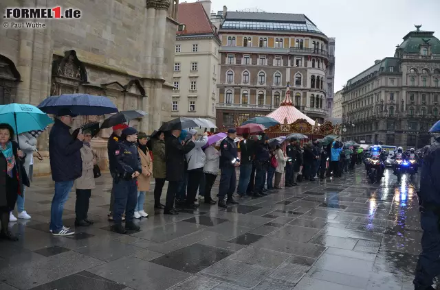 Foto zur News: Kurz vor 8:00 Uhr: Der Leichnam Niki Laudas kommt am Stephansdom an ...