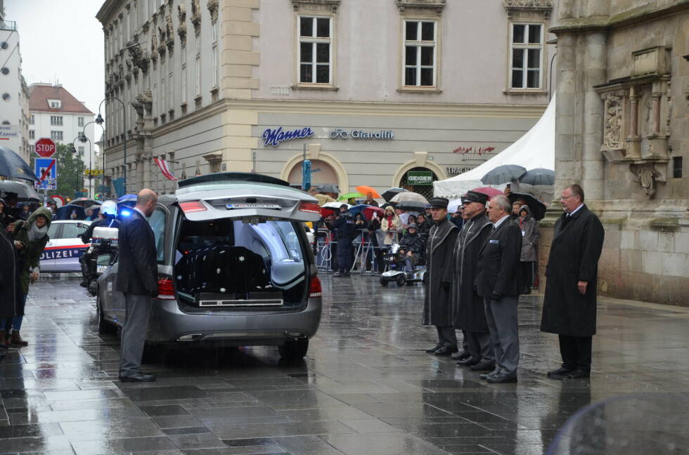Foto zur News: ... und wird von Mitarbeitern der Wiener Bestattung ...