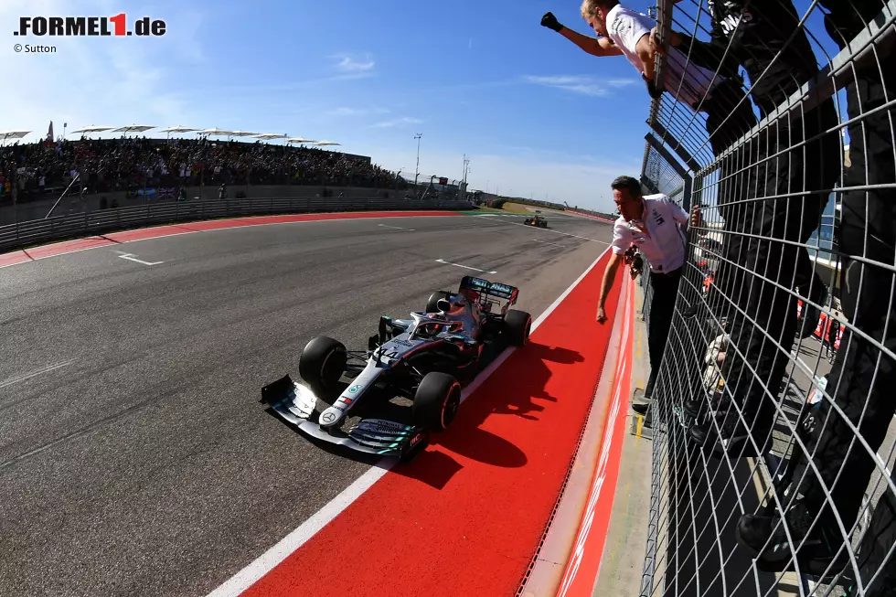 Lewis Hamilton (2): Ein WM-Titel allein ist uns nicht genug für Note 1. Ja, das Rennen war spitze - wie er die Reifen gestreichelt hat, wie er Bottas beinahe den Sieg weggeschnappt hätte. Top der Start. Aber dass er von P5 losfahren musste, das hat er im Qualifying selbst versemmelt. Foto zur News: Lewis Hamilton (2): Ein WM-Titel allein ist uns nicht genug für Note 1. Ja, das Rennen war spitze - wie er die Reifen gestreichelt hat, wie er Bottas beinahe den Sieg weggeschnappt hätte. Top der Start. Aber dass er von P5 losfahren musste, das hat er im Qualifying selbst versemmelt.