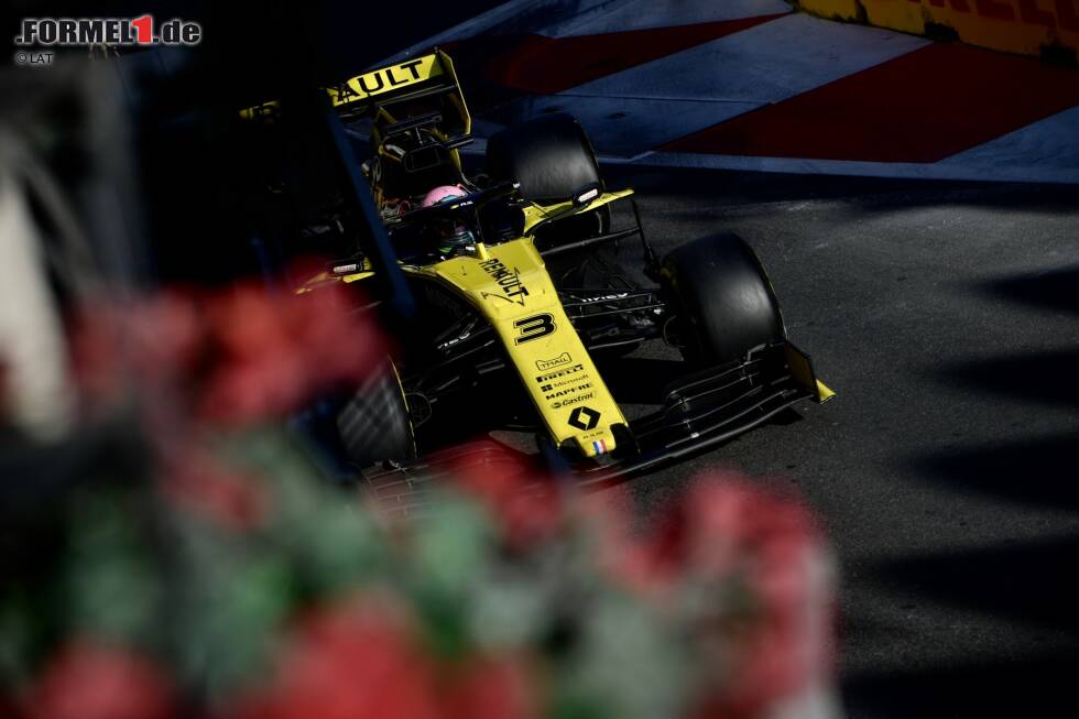 Daniel Ricciardo (5): Im Kampf gegen Kwjat erst verbremst, dann beim Zurücksetzen voll in den Toro Rosso gekracht - ein Amateurfehler, der nicht passieren darf. Zurecht von den Stewards bestraft. Vor der schlechtesten Note rettet ihn, dass er bis zu dem Zwischenfall auf Punktekurs und deutlich vor seinem Teamkollegen lag. Daniel Ricciardo (5): Im Kampf gegen Kwjat erst verbremst, dann beim Zurücksetzen voll in den Toro Rosso gekracht - ein Amateurfehler, der nicht passieren darf. Zurecht von den Stewards bestraft. Vor der schlechtesten Note rettet ihn, dass er bis zu dem Zwischenfall auf Punktekurs und deutlich vor seinem Teamkollegen lag.