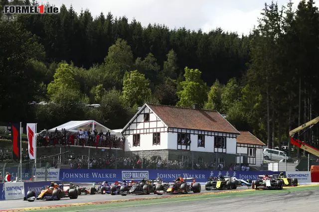 Lando Norris (2): Zugegeben, am Start hatte er nicht nur den richtigen Riecher, sondern auch ein bisschen Glück. Aber von da an fuhr er so sicher und fehlerfrei auf dem fünften Platz, dass niemand ihn hätte gefährden können. Außer die Technik. Foto zur News: Lando Norris (2): Zugegeben, am Start hatte er nicht nur den richtigen Riecher, sondern auch ein bisschen Glück. Aber von da an fuhr er so sicher und fehlerfrei auf dem fünften Platz, dass niemand ihn hätte gefährden können. Außer die Technik.
