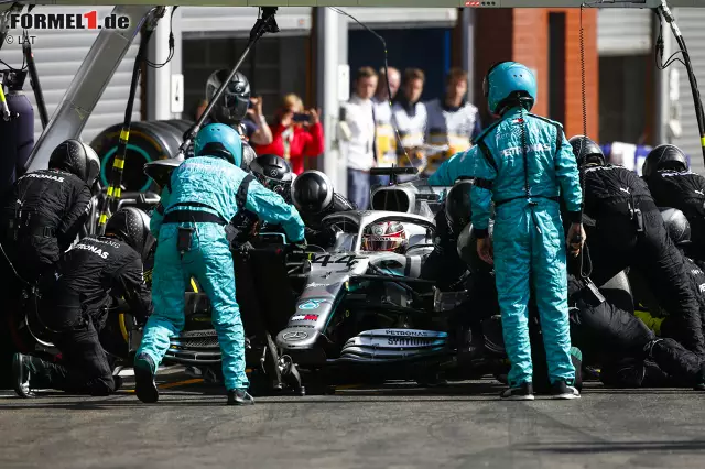 Lewis Hamilton (2): Man kann für so eine Performance (ausgehend davon, dass der Ferrari das schnellere Auto war) auch Note 1 geben. Den Abzug gibt's für den Trainingscrash am Samstagmorgen, der selbstverschuldet war und um ein Haar die Nicht-Teilnahme am Qualifying bedeutet hätte. Glück gehabt! Foto zur News: Lewis Hamilton (2): Man kann für so eine Performance (ausgehend davon, dass der Ferrari das schnellere Auto war) auch Note 1 geben. Den Abzug gibt's für den Trainingscrash am Samstagmorgen, der selbstverschuldet war und um ein Haar die Nicht-Teilnahme am Qualifying bedeutet hätte. Glück gehabt!
