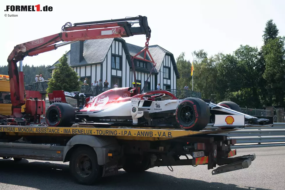 Foto zur News: Antonio Giovinazzi (5): Giovinazzi lag an neunter Stelle, als er bei Pouhon zu aggressiv über den Randstein fuhr und crashte. Unnötig, denn nach vorne fehlten sieben Sekunden auf Kwjat, und nach hinten hatte er zehn Puffer auf Hülkenberg. Das trübt ein ansonsten solides Rennwochenende erheblich.