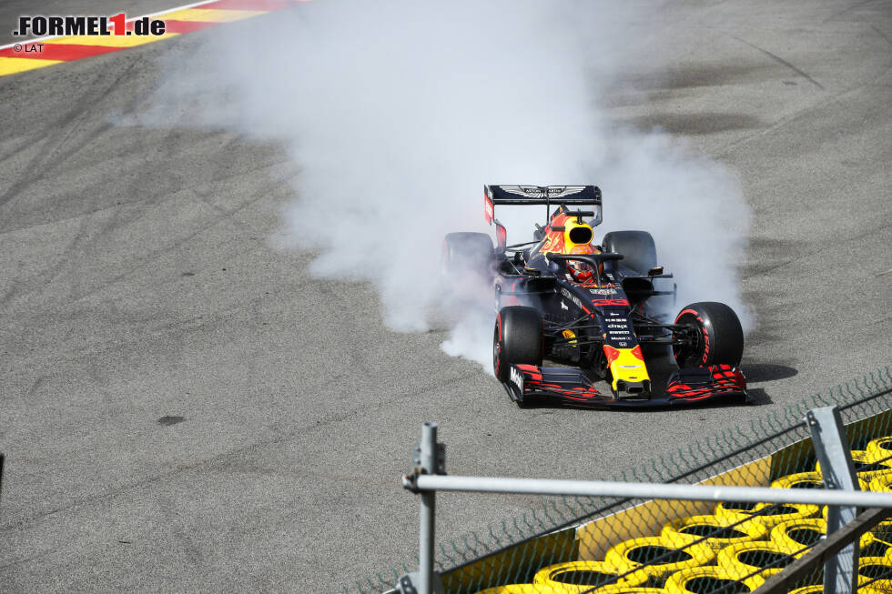Max Verstappen (4): Erstmal kann man festhalten, dass Räikkönen die Kollision vermeiden hätte können. Aber dem vorangegangen ist der nächste miserable Start. Beim Abflug vor Eau Rouge war der Lokalmatador nur noch Passagier. Wegen Motorenproblemen war es schon davor ein durchwachsenes Wochenende. Max Verstappen (4): Erstmal kann man festhalten, dass Räikkönen die Kollision vermeiden hätte können. Aber dem vorangegangen ist der nächste miserable Start. Beim Abflug vor Eau Rouge war der Lokalmatador nur noch Passagier. Wegen Motorenproblemen war es schon davor ein durchwachsenes Wochenende.