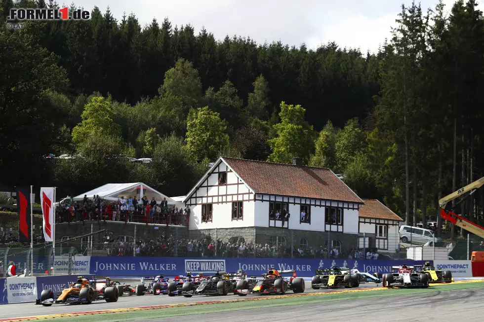 Lando Norris (2): Zugegeben, am Start hatte er nicht nur den richtigen Riecher, sondern auch ein bisschen Glück. Aber von da an fuhr er so sicher und fehlerfrei auf dem fünften Platz, dass niemand ihn hätte gefährden können. Außer die Technik. Foto zur News: Lando Norris (2): Zugegeben, am Start hatte er nicht nur den richtigen Riecher, sondern auch ein bisschen Glück. Aber von da an fuhr er so sicher und fehlerfrei auf dem fünften Platz, dass niemand ihn hätte gefährden können. Außer die Technik.