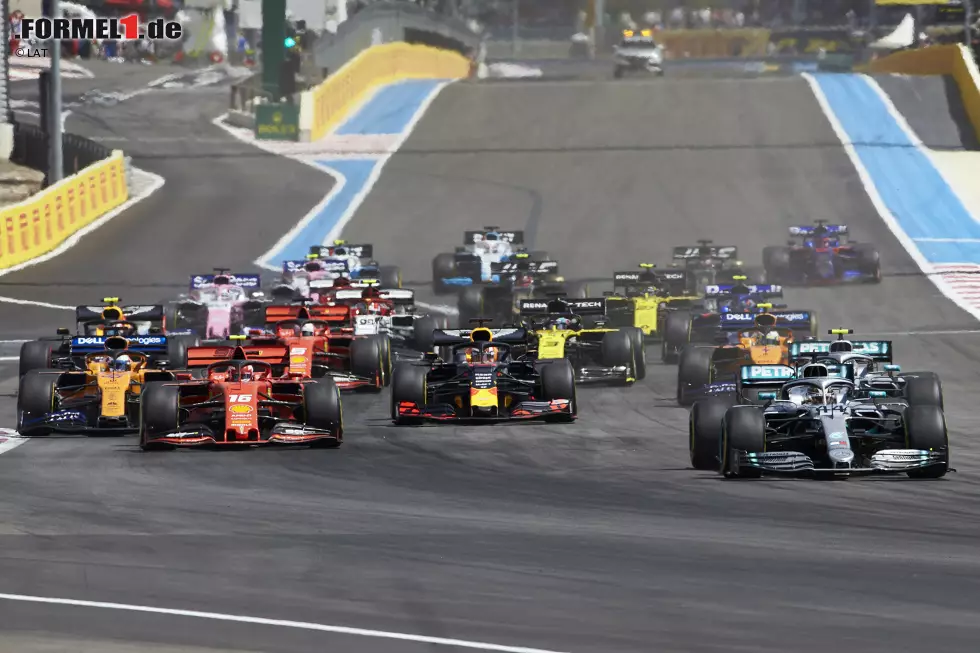 Lewis Hamilton (1): Wer mit verschlissenen Hards in der letzten Runde die gleiche Zeit fahren kann wie Vettel auf brandneuen Softs, dessen Auto ist einerseits Extraklasse, der kann aber andererseits auch richtig gut Autofahren! Was soll man zu dieser Leistung sagen? Hamilton fährt dem sechsten WM-Titel entgegen. Foto zur News: Lewis Hamilton (1): Wer mit verschlissenen Hards in der letzten Runde die gleiche Zeit fahren kann wie Vettel auf brandneuen Softs, dessen Auto ist einerseits Extraklasse, der kann aber andererseits auch richtig gut Autofahren! Was soll man zu dieser Leistung sagen? Hamilton fährt dem sechsten WM-Titel entgegen.