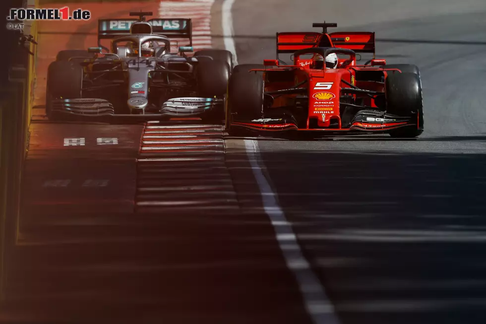 Sebastian Vettel (2): Ein fast perfektes Wochenende mit einer mega Runde im Qualifying. Schade, dass er den Sieg wegen einer Unachtsamkeit verschenkt hat. Ob die Strafe zu hart war oder nicht, sei dahingestellt. Ohne Fehler wäre es gar nicht erst so weit gekommen. Sonst Vettel in Bestform! Foto zur News: Sebastian Vettel (2): Ein fast perfektes Wochenende mit einer mega Runde im Qualifying. Schade, dass er den Sieg wegen einer Unachtsamkeit verschenkt hat. Ob die Strafe zu hart war oder nicht, sei dahingestellt. Ohne Fehler wäre es gar nicht erst so weit gekommen. Sonst Vettel in Bestform!