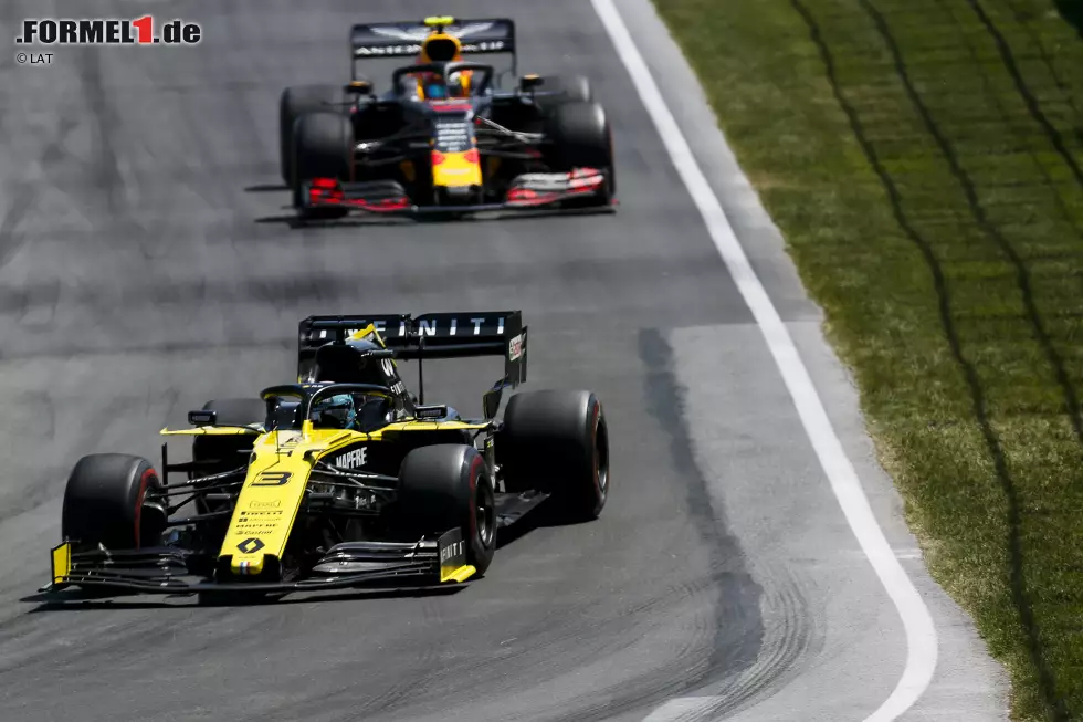 Daniel Ricciardo (1): Es stimmt, dass er ohne Teamorder kaum vor Hülkenberg geblieben wäre. Aber die war nur nötig, weil er davor gegen Bottas im überlegenen Mercedes beherzt kämpfen musste. Wie er sich verteidigt hat: genial! Ricciardo kommt immer besser in Fahrt. Jetzt muss nur noch der Renault besser werden. Foto zur News: Daniel Ricciardo (1): Es stimmt, dass er ohne Teamorder kaum vor Hülkenberg geblieben wäre. Aber die war nur nötig, weil er davor gegen Bottas im überlegenen Mercedes beherzt kämpfen musste. Wie er sich verteidigt hat: genial! Ricciardo kommt immer besser in Fahrt. Jetzt muss nur noch der Renault besser werden.