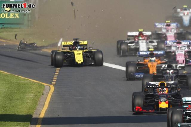 Foto zur News: Daniel Ricciardo (4): Hülkenberg, das musste er beim Heimrennen lernen, ist eine harte Nuss. Im Qualifying blieb Ricciardo hinter dem Deutschen, obwohl der ein technisches Problem hatte. Der Ausritt am Start kann passieren, war aber vermeidbar. Die vielen Termine beim Heim-Grand-Prix helfen nicht. Dürfen aber keine Ausrede sein.