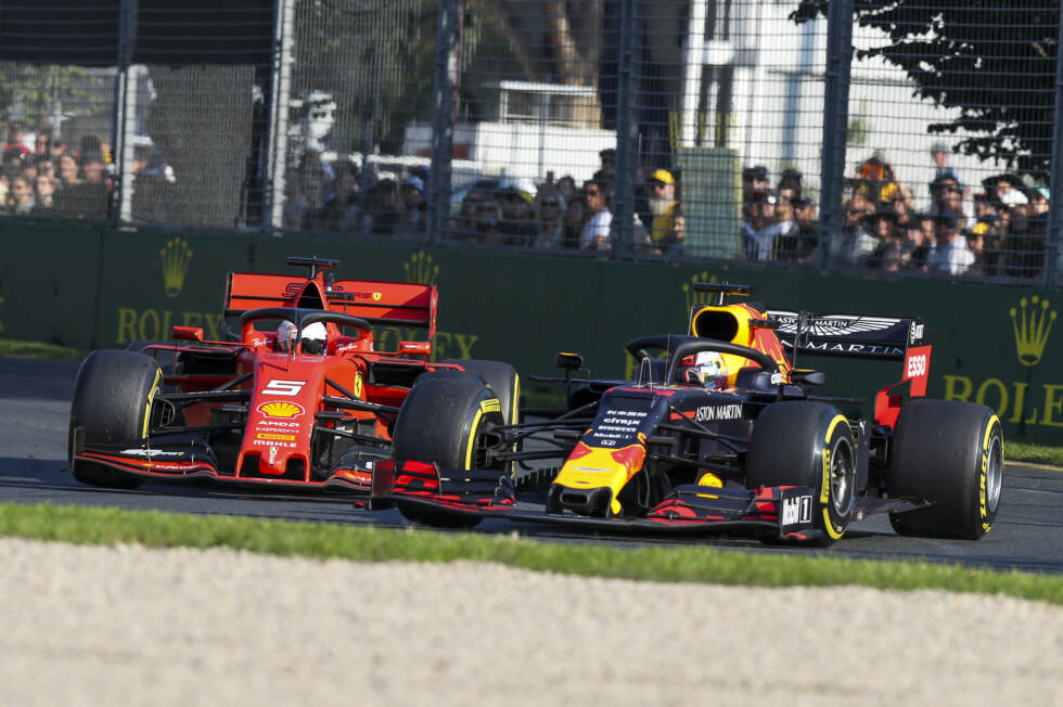Foto zur News: Max Verstappen (2): Zunächst sah es so aus, als sei Red Bull wieder nur dritte Kraft. Aber nach dem Wechsel auf die Medium-Reifen legte Verstappen ein sehr hohes Tempo an den Tag - und bewies allen anderen, dass man in Melbourne sehr wohl überholen kann, nämlich sogar Vettel im Ferrari. Platz drei ist ein gerechter Lohn.