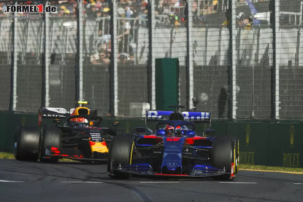 Foto zur News: Pierre Gasly (4): In Melbourne war er kein Ricciardo-Ersatz. Das Q1-Aus geht eher auf die Kappe des Teams. Im Rennen hing er lange hinter Kwjats Toro Rosso fest. Was mit einem Red Bull eigentlich nicht sein darf. Gasly passieren zu viele Fehler. Vor der 5 rettet ihn, dass sein Frontflügel nicht mehr vollen Abtrieb geliefert hat.