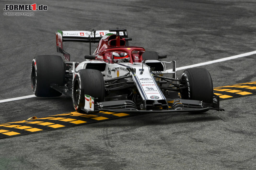 Foto zur News: Kimi Räikkönen (5): Was von diesem Monza-Wochenende hängen bleibt, sind zwei Crashes in der Parabolica. Und die falschen Reifen, für die er eine Strafe kassierte. Räikkönen hat dort, wo er 2018 noch auf Pole gestanden ist, keine seiner besseren Leistungen gezeigt. Soll&#039;s auch mal geben.