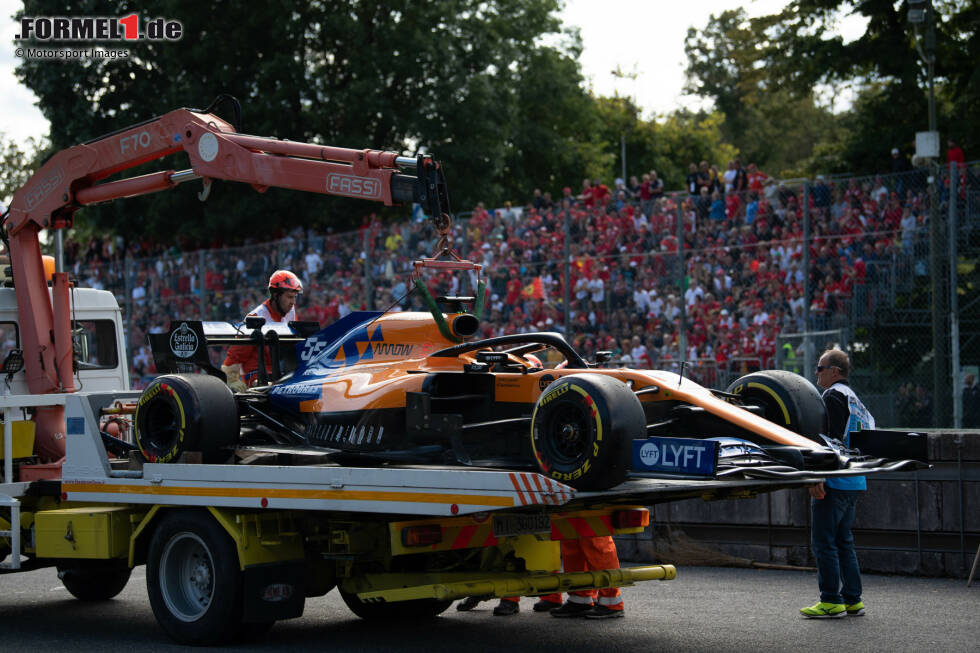 Foto zur News: Carlos Sainz (2): Unter normalen Umständen hätte das für den McLaren-Fahrer der sechste oder siebte Platz werden können - weit besser, als mit diesem Auto auf dieser Strecke eigentlich möglich war. Bitter, dass ihn eine lose Radmutter um ein zählbares Ergebnis brachte.