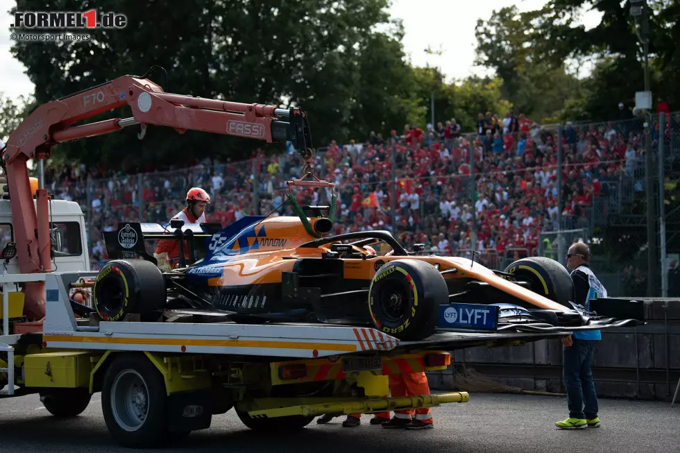 Foto zur News: Carlos Sainz (2): Unter normalen Umständen hätte das für den McLaren-Fahrer der sechste oder siebte Platz werden können - weit besser, als mit diesem Auto auf dieser Strecke eigentlich möglich war. Bitter, dass ihn eine lose Radmutter um ein zählbares Ergebnis brachte.