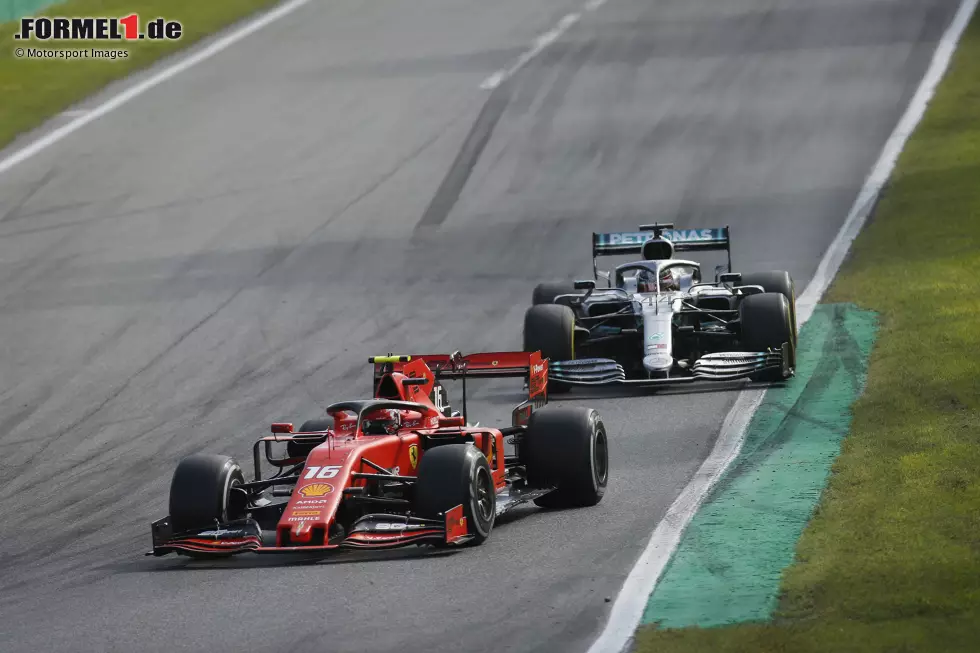 Lewis Hamilton (2): Auch Hamilton ist im elektrisierenden Duell mit Leclerc ein Fehler unterlaufen, aber generell, sagt sogar Toto Wolff, ist er besser darin, einen Gegner im Windschatten unter Druck zu setzen. Hamilton hat alles und ein bisschen mehr versucht - und wurde dafür bestraft. Foto zur News: Lewis Hamilton (2): Auch Hamilton ist im elektrisierenden Duell mit Leclerc ein Fehler unterlaufen, aber generell, sagt sogar Toto Wolff, ist er besser darin, einen Gegner im Windschatten unter Druck zu setzen. Hamilton hat alles und ein bisschen mehr versucht - und wurde dafür bestraft.