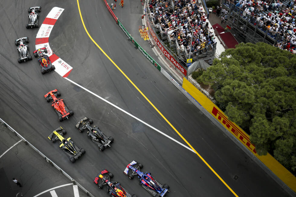 Foto zur News: Daniel Ricciardo (2): Dass er Monaco nicht gewinnen würde, war diesmal von Anfang an klar. Aber nach einem bis dahin gemischten Wochenende fuhr Ricciardo ab Q3 in Hochform. Selbst am Start gewann er eine Position, P5 schien machbar. Bis ihm die Renault-Box das Rennen kaputtgemacht hat.