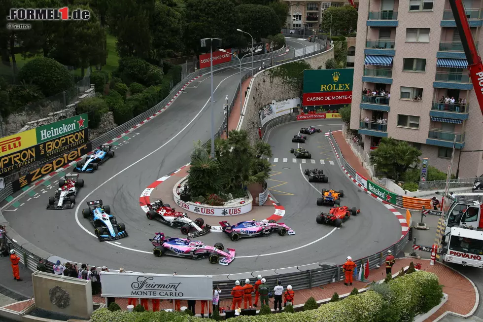 Foto zur News: Lance Stroll (5): Einer unserer Kollegen meinte scherzhaft, es sei wohl &quot;breaking News&quot;, sollte es Stroll ins Q2 schaffen. Eine rein hypothetische Überlegung, wie wir inzwischen wissen. Der Kanadier steht seinen Gegnern unnötig im Weg, wirkt gereizt, ruft nicht sein Bestes ab. Wahrscheinlich fehlt ihm menschliche Führung.