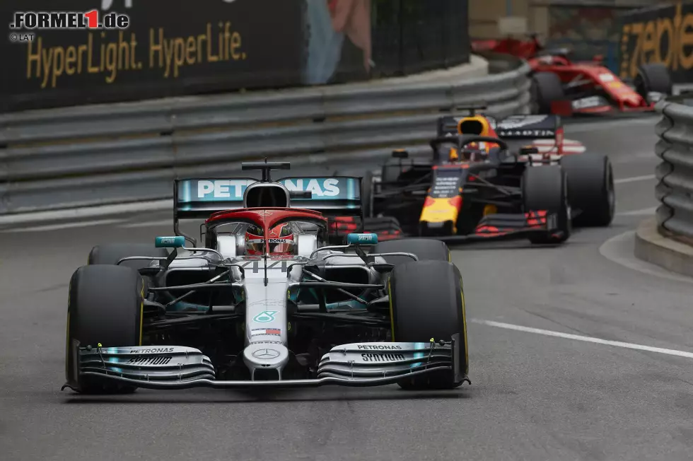 Lewis Hamilton (1): Man muss nicht mögen, dass er am Podium kein Trauerflor getragen hat. Man hätte sich nach dem Tod von Niki Lauda auch einen gedämpfteren Jubel vorstellen können. Das Meckern am Funk war einfach nur nervig. Aber Hamilton ist eben Hamilton. Und genau deswegen der beste Rennfahrer der Welt! Foto zur News: Lewis Hamilton (1): Man muss nicht mögen, dass er am Podium kein Trauerflor getragen hat. Man hätte sich nach dem Tod von Niki Lauda auch einen gedämpfteren Jubel vorstellen können. Das Meckern am Funk war einfach nur nervig. Aber Hamilton ist eben Hamilton. Und genau deswegen der beste Rennfahrer der Welt!