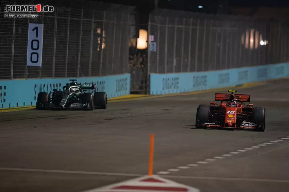 Charles Leclerc (2): Hätte nicht die Strategie das Rennen durcheinandergewirbelt, hätte er in Singapur den Hattrick fixiert. Er war der schnellste Mann des Wochenendes. Aber: Als Vettel einmal in Führung lag, hatte er dem nichts entgegenzusetzen. Und die Nörgeleien am Boxenfunk bringen niemandem was. Foto zur News: Charles Leclerc (2): Hätte nicht die Strategie das Rennen durcheinandergewirbelt, hätte er in Singapur den Hattrick fixiert. Er war der schnellste Mann des Wochenendes. Aber: Als Vettel einmal in Führung lag, hatte er dem nichts entgegenzusetzen. Und die Nörgeleien am Boxenfunk bringen niemandem was.