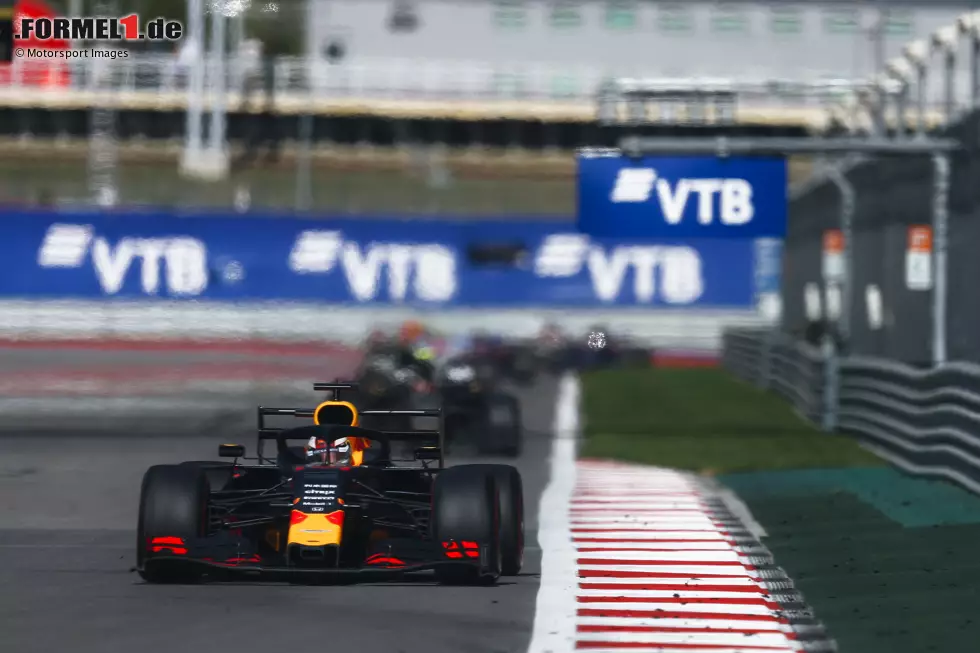 Max Verstappen (2): Sotschi ist einfach kein Red-Bull-Land, und so hatte Verstappen nicht den Funken einer Chance gegen Mercedes und Ferrari. Dass er trotzdem top war, beweist der gigantische Abstand zu seinem Teamkollegen Albon. Foto zur News: Max Verstappen (2): Sotschi ist einfach kein Red-Bull-Land, und so hatte Verstappen nicht den Funken einer Chance gegen Mercedes und Ferrari. Dass er trotzdem top war, beweist der gigantische Abstand zu seinem Teamkollegen Albon.