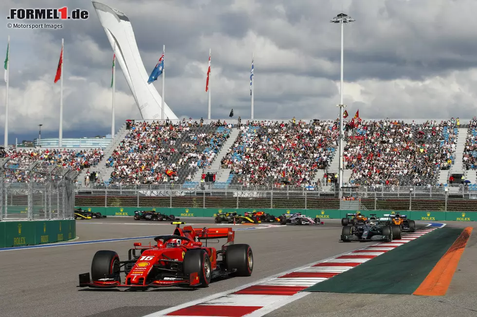 Charles Leclerc (1): Pole-Position, Start (für den Teamkollegen) gewonnen, auf Kurs zum Sieg - und wäre nicht Vettel ausgeschieden, hätte es auch locker gereicht, Mercedes zu schlagen. Leclerc fährt in toller Form. Und ist in dieser der bessere der beiden Ferrari-Fahrer. Foto zur News: Charles Leclerc (1): Pole-Position, Start (für den Teamkollegen) gewonnen, auf Kurs zum Sieg - und wäre nicht Vettel ausgeschieden, hätte es auch locker gereicht, Mercedes zu schlagen. Leclerc fährt in toller Form. Und ist in dieser der bessere der beiden Ferrari-Fahrer.
