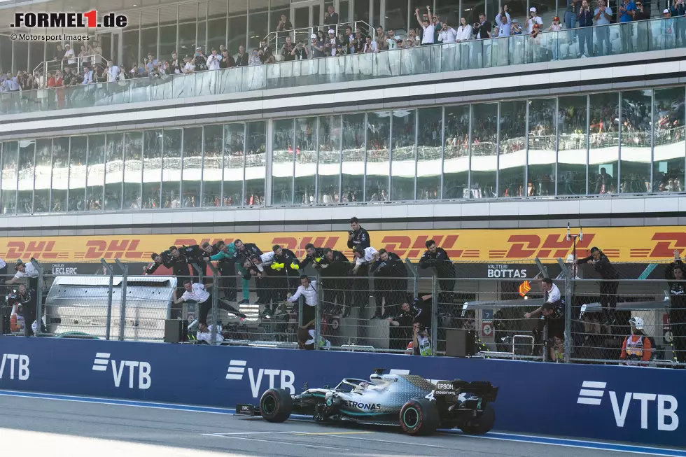 Lewis Hamilton (1): Schwer zu sagen, um wie viel schlechter der Mercedes im Vergleich zum Ferrari wirklich war. Fest steht, dass Hamilton teamintern eine Klasse für sich war und seine Chancen nutzte, als sie da waren. Das ist die Klasse eines bald sechsmaligen Weltmeisters. Foto zur News: Lewis Hamilton (1): Schwer zu sagen, um wie viel schlechter der Mercedes im Vergleich zum Ferrari wirklich war. Fest steht, dass Hamilton teamintern eine Klasse für sich war und seine Chancen nutzte, als sie da waren. Das ist die Klasse eines bald sechsmaligen Weltmeisters.