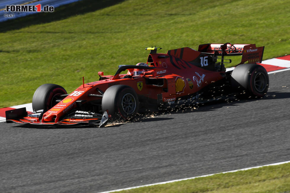 Foto zur News: Charles Leclerc (4): Die Kollision mit Verstappen war seine Schuld, und mit dem kaputten Auto so lange noch draußen zu bleiben unvernünftig. Am Ende biss er sich die Zähne an einem McLaren aus. Seine starken Überholmanöver retten dem Shootingstar der zweiten Saisonhälfte noch die 4. Vor allem das gegen Räikkönen in 130R war sehenswert.