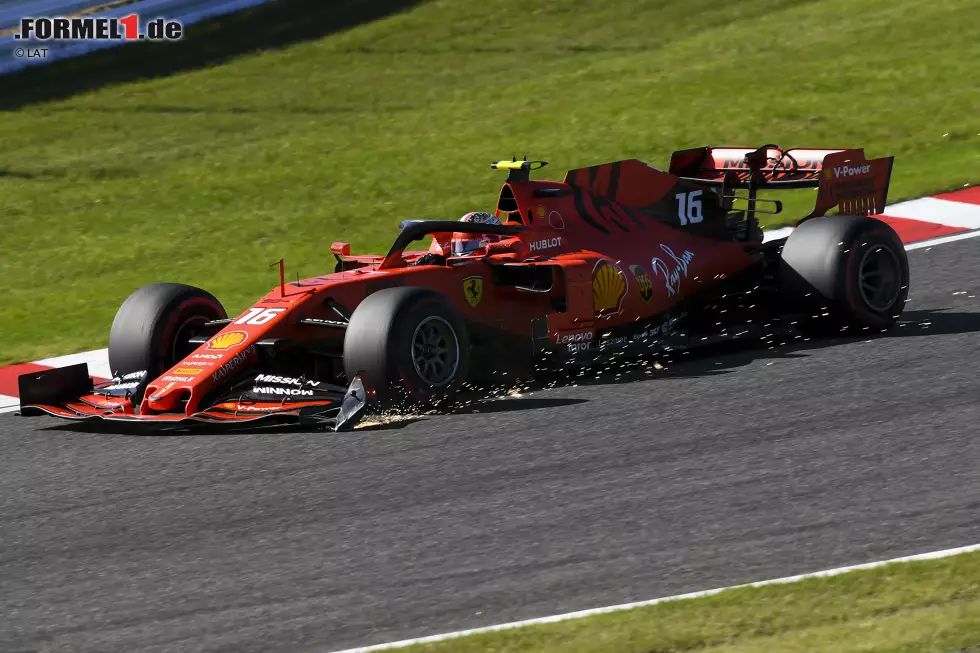 Foto zur News: Charles Leclerc (4): Die Kollision mit Verstappen war seine Schuld, und mit dem kaputten Auto so lange noch draußen zu bleiben unvernünftig. Am Ende biss er sich die Zähne an einem McLaren aus. Seine starken Überholmanöver retten dem Shootingstar der zweiten Saisonhälfte noch die 4. Vor allem das gegen Räikkönen in 130R war sehenswert.