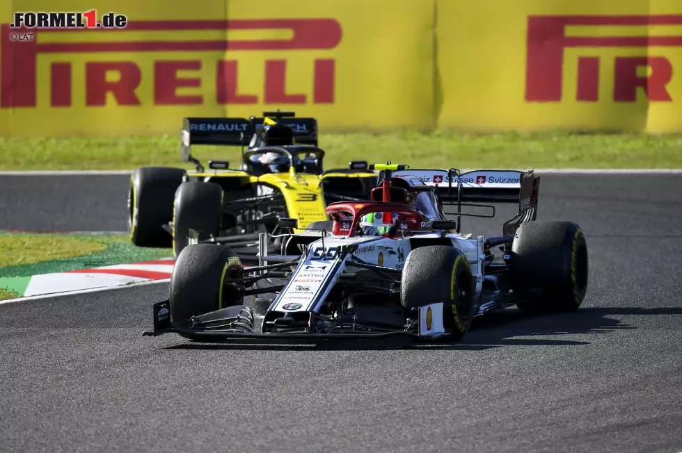 Foto zur News: Antonio Giovinazzi (4): Mittlerweile schlägt er seinen erfahrenen Teamkollegen immer regelmäßiger, wodurch seine Chancen auf das Cockpit für 2020 steigen. So auch im Qualifying von Suzuka. Leider ist Alfa Romeo im Rennen derzeit so bieder wie die Lackierung.