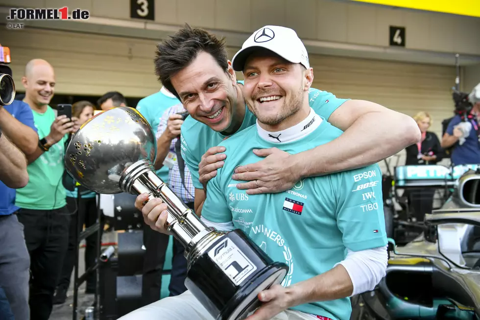 Valtteri Bottas (1): Hamilton im Qualifying geschlagen, einen sensationellen Blitzstart hingelegt und die Führung souverän ins Ziel gebracht. Mehr gibt es nicht zu sagen. Als Lohn gibt es den Sieg, den Titel bei den Konstrukteuren und bei unseren Noten eine klare 1. P.S.: Wer den Dreher im Training anmerkt: geschenkt. Foto zur News: Valtteri Bottas (1): Hamilton im Qualifying geschlagen, einen sensationellen Blitzstart hingelegt und die Führung souverän ins Ziel gebracht. Mehr gibt es nicht zu sagen. Als Lohn gibt es den Sieg, den Titel bei den Konstrukteuren und bei unseren Noten eine klare 1. P.S.: Wer den Dreher im Training anmerkt: geschenkt.