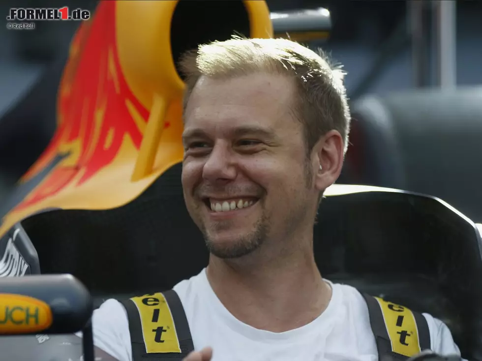 Foto zur News: Für gute Stimmung neben dem Racing sorgte der Star-DJ Armin Van Buuren, ...