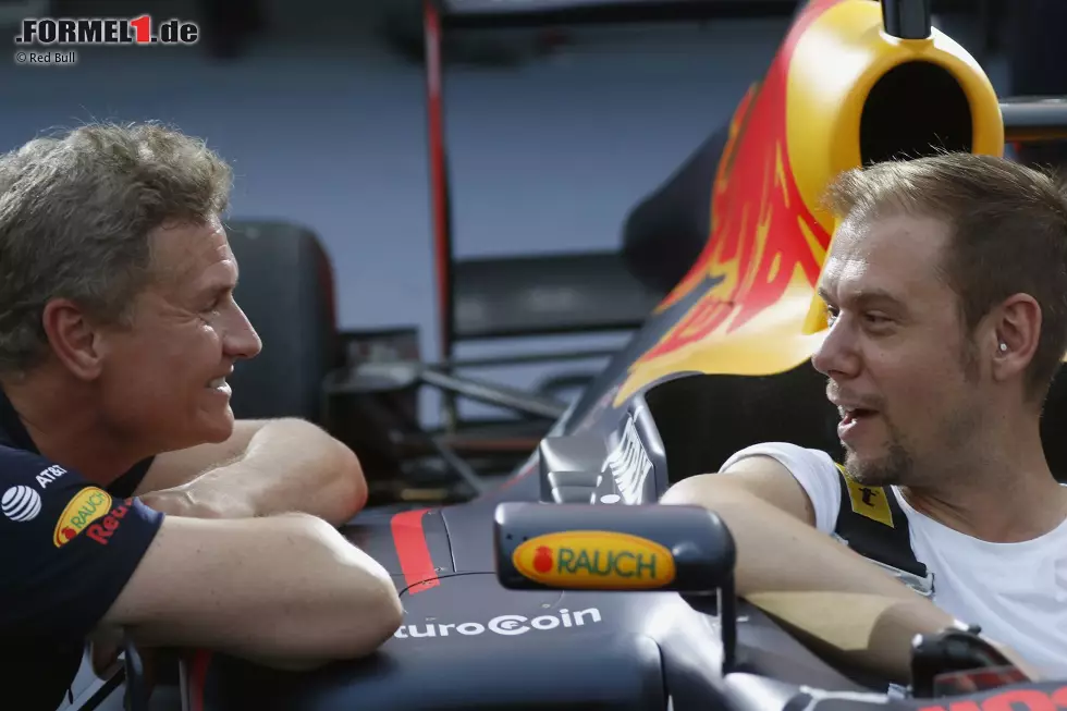 Foto zur News: ... der sich das Cockpit des RB7 von &quot;DC&quot; erklären ließ.