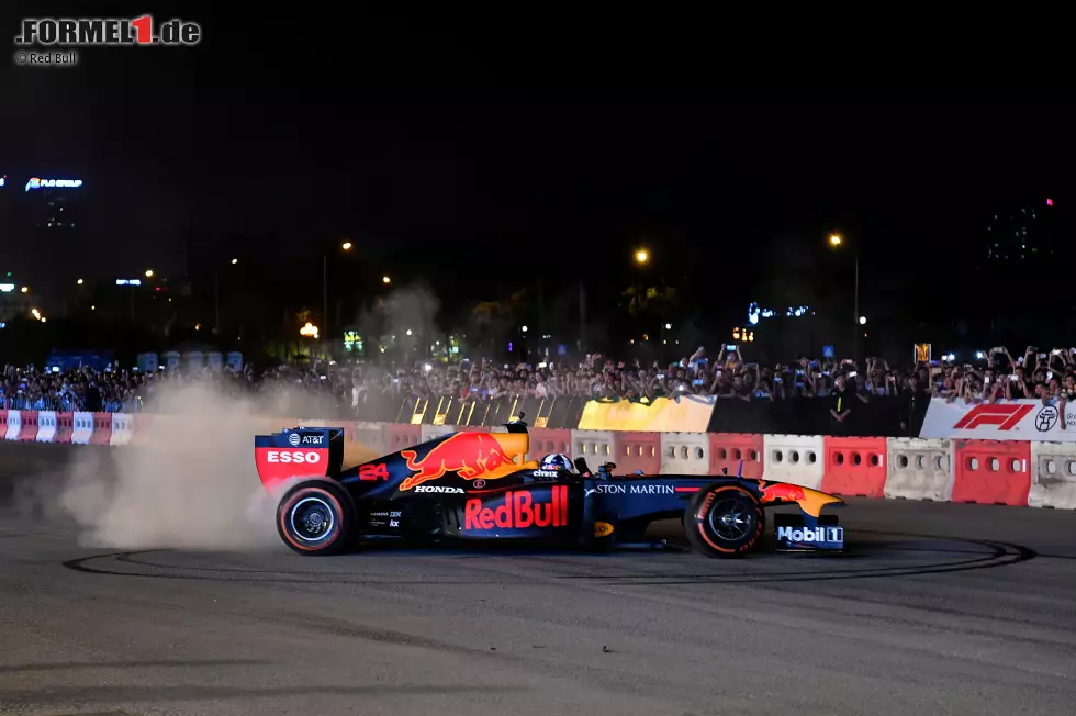 Gefahren wurde mit einem Red Bull RB7 aus der Saison 2011. Damit wurde Sebastian Vettel Weltmeister. Foto zur News: Gefahren wurde mit einem Red Bull RB7 aus der Saison 2011. Damit wurde Sebastian Vettel Weltmeister.