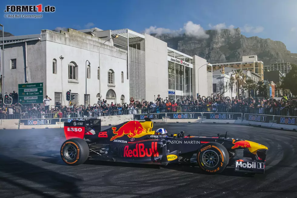 Foto zur News: Red Bull hat am ersten Juni-Wochenende einen Showrun abgehalten ...