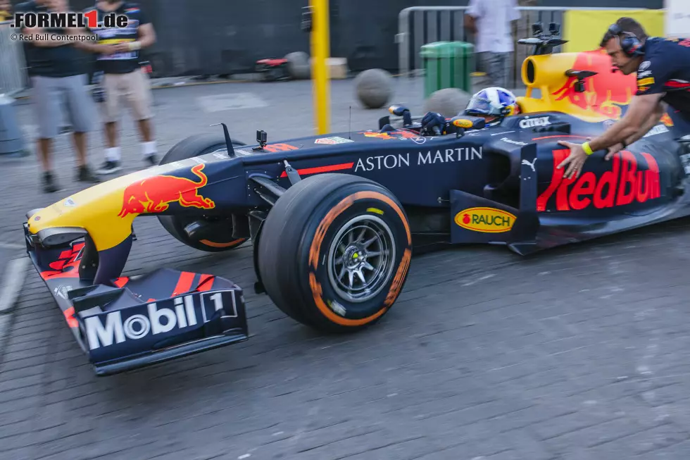 ... der RB7 aus dem Jahr 2011, dem zweiten Weltmeisterjahr von Sebastian Vettel, kam zum Einsatz. Foto zur News: ... der RB7 aus dem Jahr 2011, dem zweiten Weltmeisterjahr von Sebastian Vettel, kam zum Einsatz.