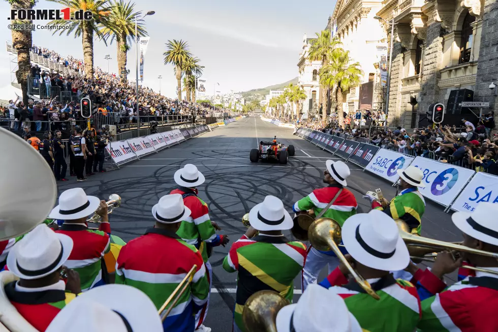 Foto zur News: ... sogar eine Blaskapelle feuerte den Ex-Red-Bull-, Williams- und McLaren-Fahrer an.