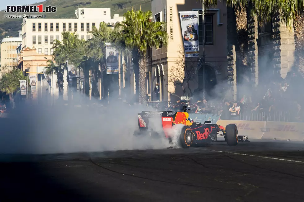 Foto zur News: ... zumindest ein wenig Formel-1-Flair konnte Red Bull mit Coulthard verbreiten.