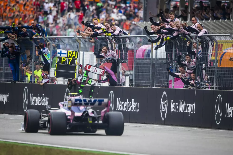 Foto zur News: Lance Stroll (3): P4 ist toll, aber auch megaglücklich. Denn bis zur goldenen Entscheidung seines Teams war das Rennen für ihn ein Debakel. Vier fünf fünf Stopps sollen laut ihm falsch gewesen sein, dazu mehrere Dreher und eine Position hinter Williams. Das Safety-Car brachte ihn erst wieder heran und ihm so die Möglichkeit für den Coup.