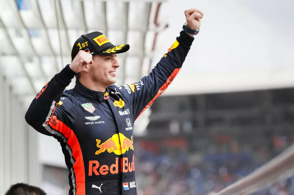 Foto zur News: Max Verstappen (1): Wer den Start verhaut und sich dreht, der kann eigentlich keine 1 bekommen, oder? Kann er doch! Auf der nasseren Seite kamen alle schlechter weg, und für den Dreher auf kalten, härteren Reifen nehmen wir ihn in Schutz - da hätte Red Bull mitdenken müssen. Am Sieg gab es letzten Endes keine Zweifel - bei uns auch nicht.