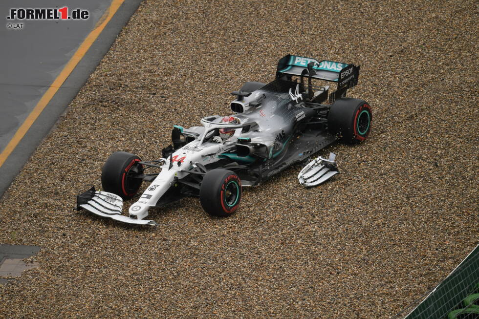 Lewis Hamilton (4): Der WM-Leader machte es jedoch nicht besser. Er hatte das Glück, dass er beim Dreher in Kurve 1 weiterfahren konnte. Sein Ausritt in der vorletzten Kurve war auch anderen passiert, brachte sein Team aber arg in Bedrängnis. Man kann ihm zugutehalten, dass er körperlich nicht bei Kräften war. Lewis Hamilton (4): Der WM-Leader machte es jedoch nicht besser. Er hatte das Glück, dass er beim Dreher in Kurve 1 weiterfahren konnte. Sein Ausritt in der vorletzten Kurve war auch anderen passiert, brachte sein Team aber arg in Bedrängnis. Man kann ihm zugutehalten, dass er körperlich nicht bei Kräften war.
