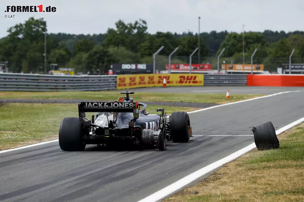 Foto zur News: Romain Grosjean (5): Dass er mit der Melbourne-Spec gefahren ist, zeigt, wie verzweifelt Haas inzwischen ist. Magnussen im Quali geschlagen, im Rennen ein bisschen mehr schuld an der Berührung. Bei jedem anderen würde man sagen: Rennunfall. Beim Teamkollegen sollte man besser aufpassen.